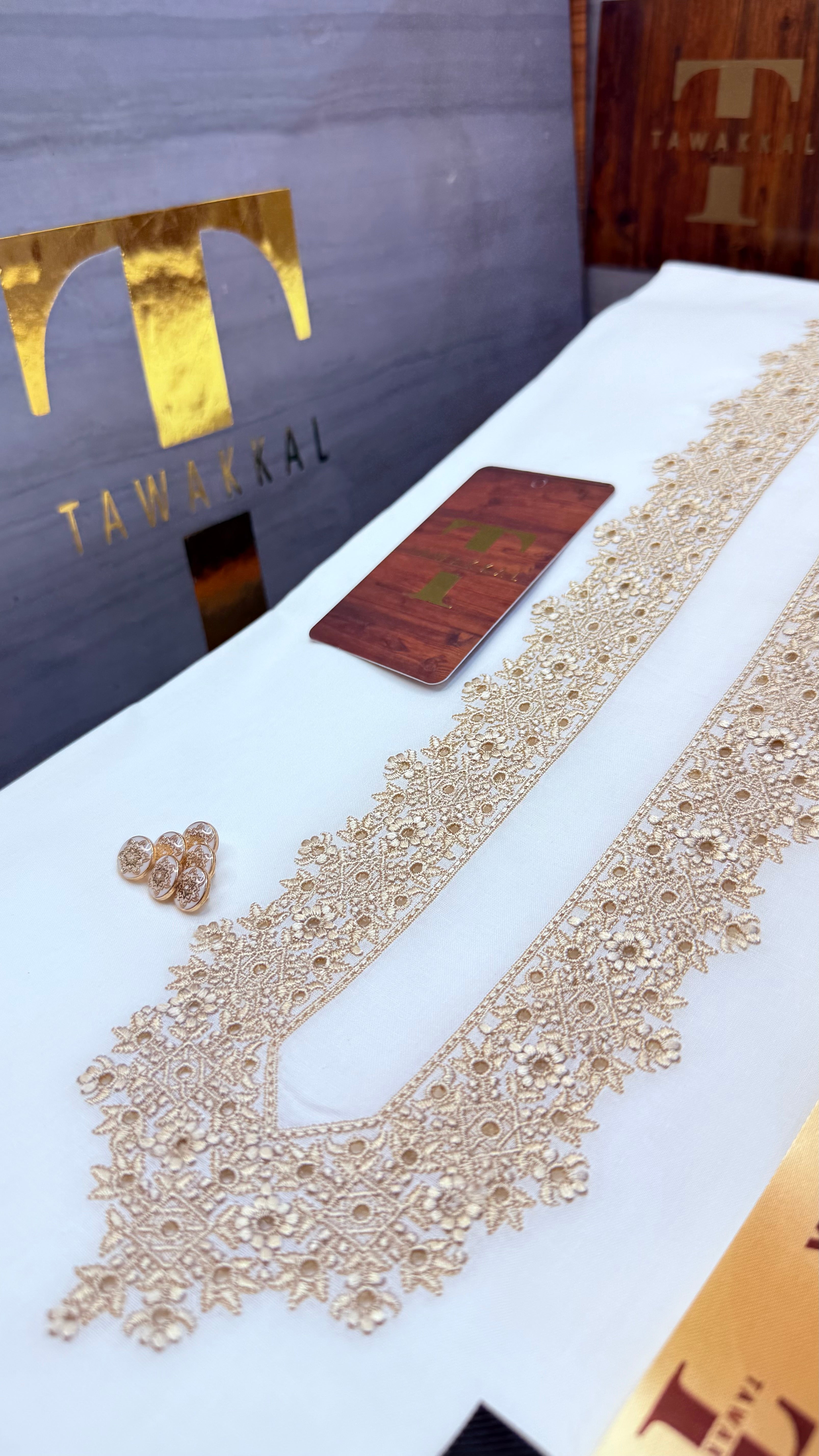 -AARIZ CREAMY KASHMIRI IMPORTED KURTA SALWAR PATHANI.(EID SPECIAL IMPORTED KASHMIRI COLLECTION)