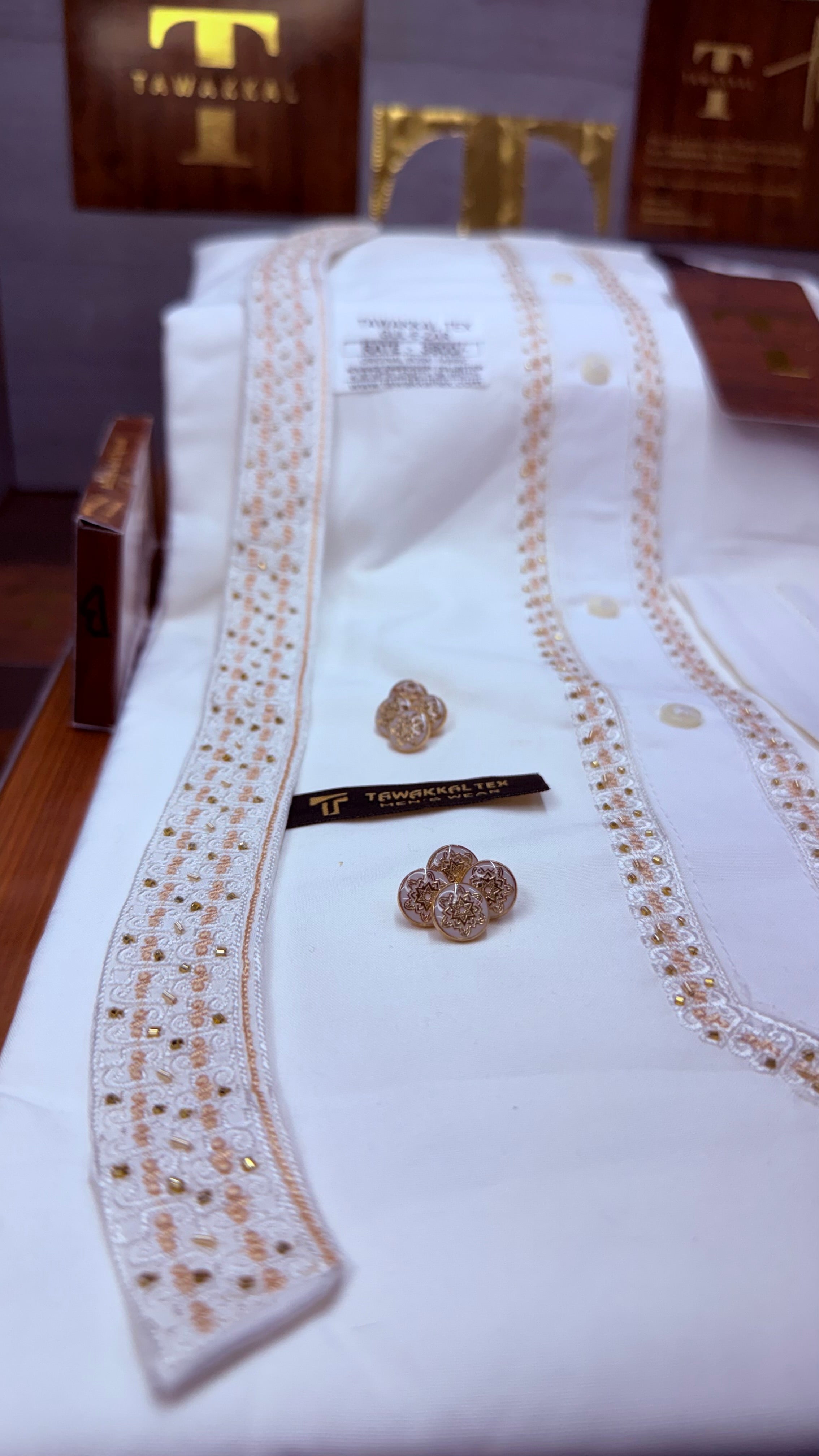 -GUL-E-ZAR BOSKI KING WHITE ADVANCE TARKASHI EMBROIDERY UNSTICHED KURTA SALWAR PATHANI (TAWAKKAL TEX)
