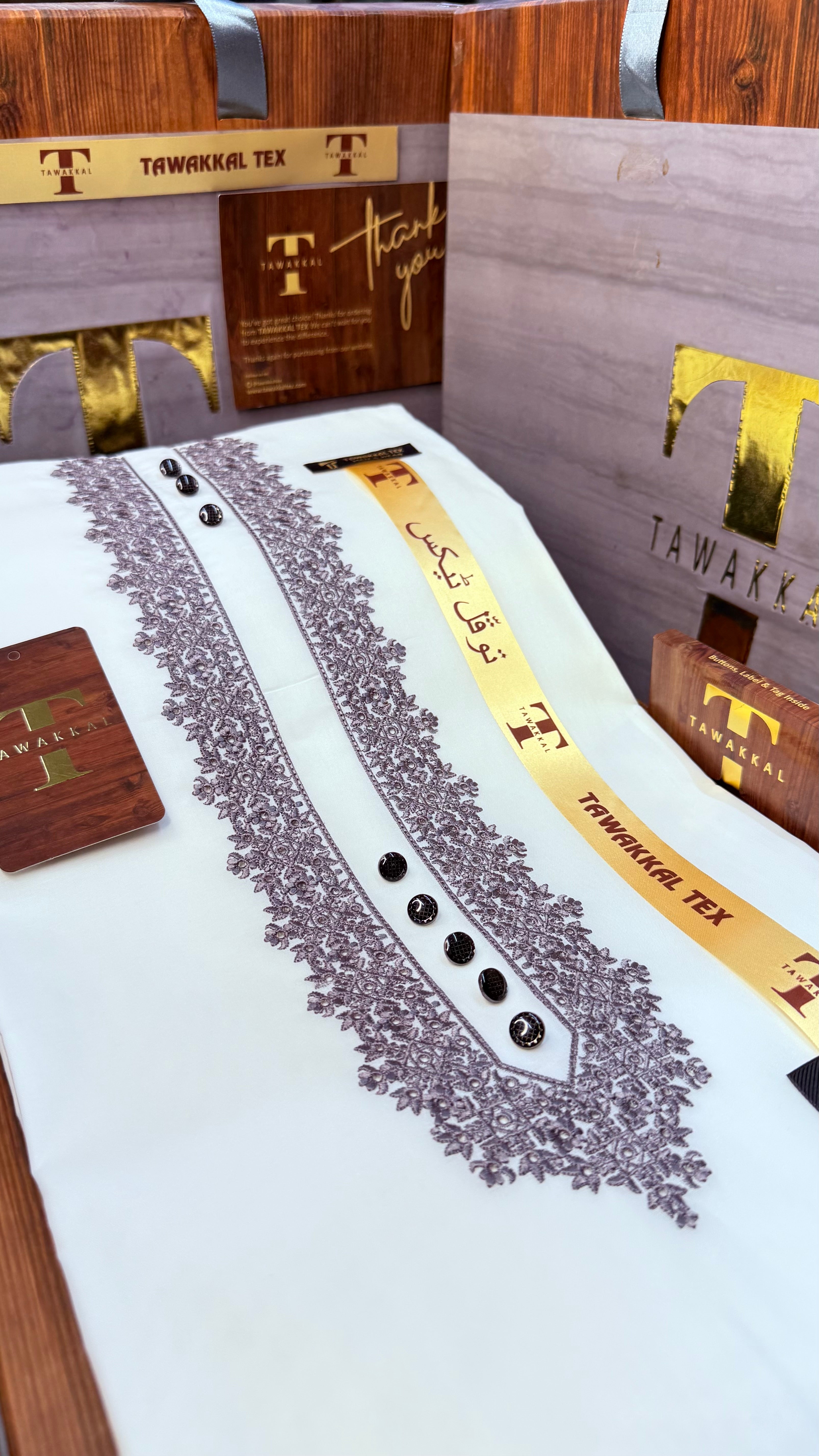 -AARIZ GREY KASHMIRI IMPORTED KURTA SALWAR PATHANI.(EID SPECIAL IMPORTED KASHMIRI COLLECTION)