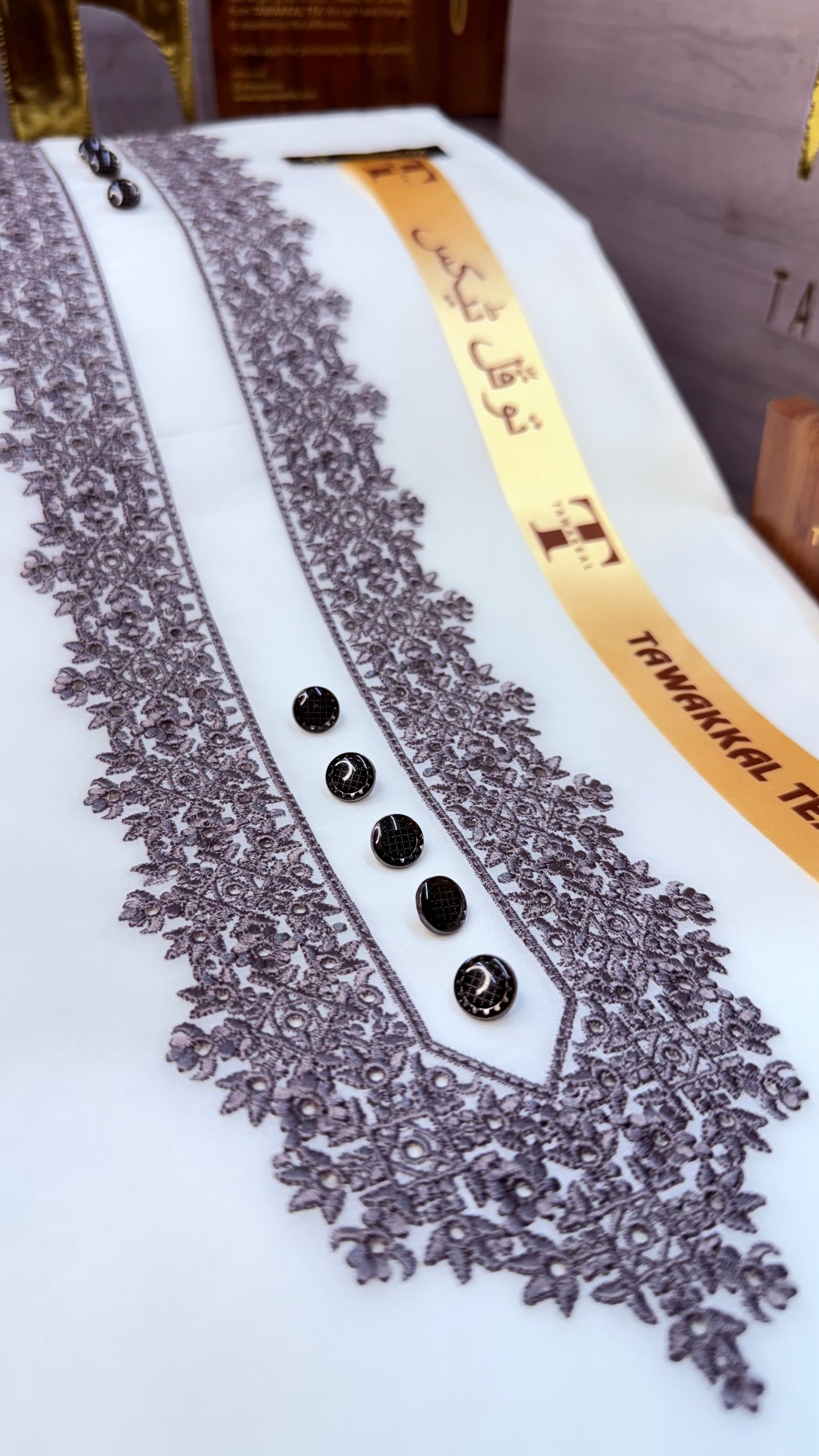 -AARIZ GREY KASHMIRI IMPORTED KURTA SALWAR PATHANI.(EID SPECIAL IMPORTED KASHMIRI COLLECTION)