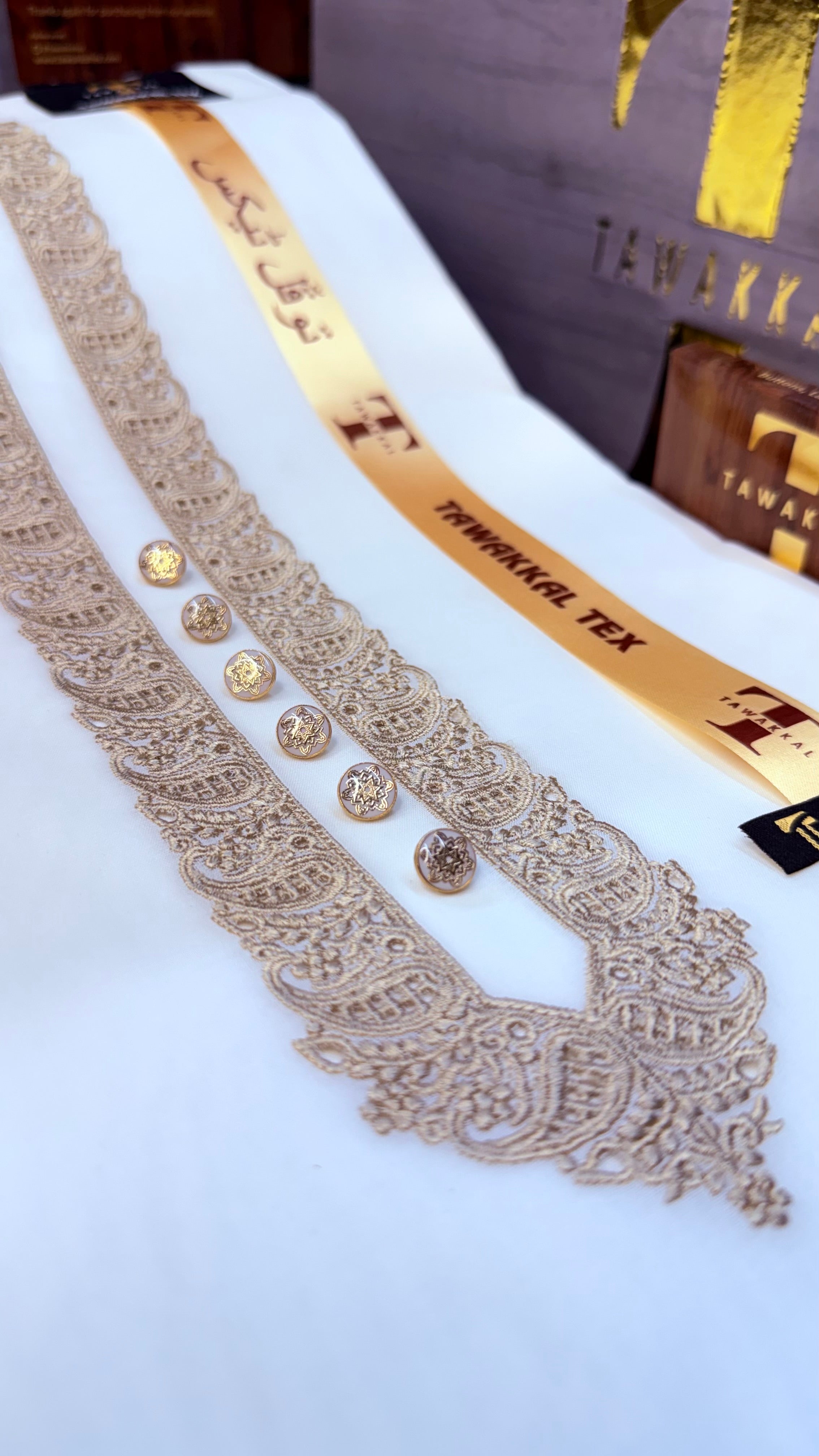 TABUR ORIGINAL CREAMY KASHMIRI IMPORTED KURTA SALWAR PATHANI.(EID SPECIAL IMPORTED KASHMIRI COLLECTION)