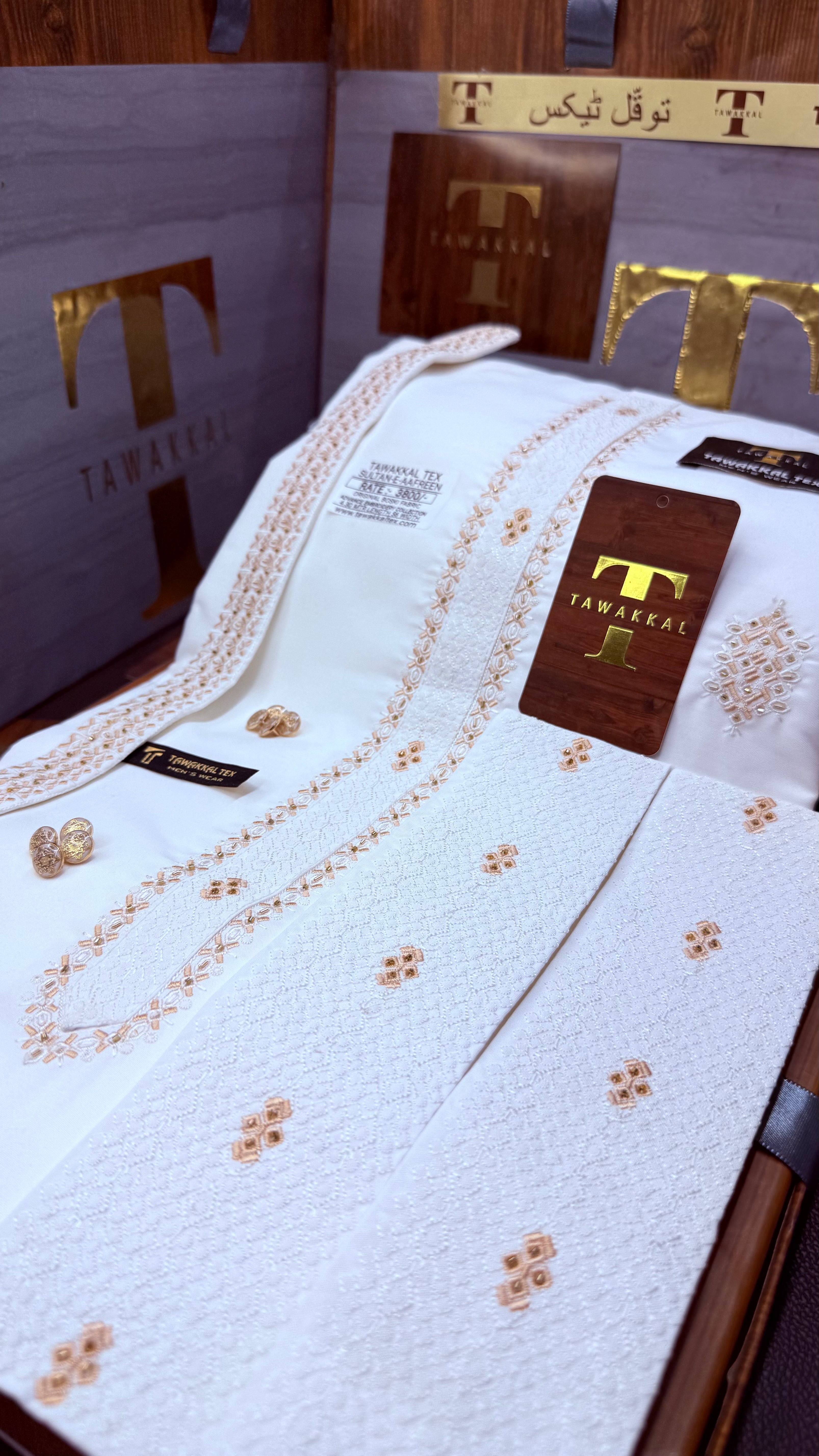-SULTAN-E-AAFREEN BOSKI KING WHITE ADVANCE TARKASHI EMBROIDERY UNSTICHED KURTA SALWAR PATHANI (TAWAKKAL TEX)