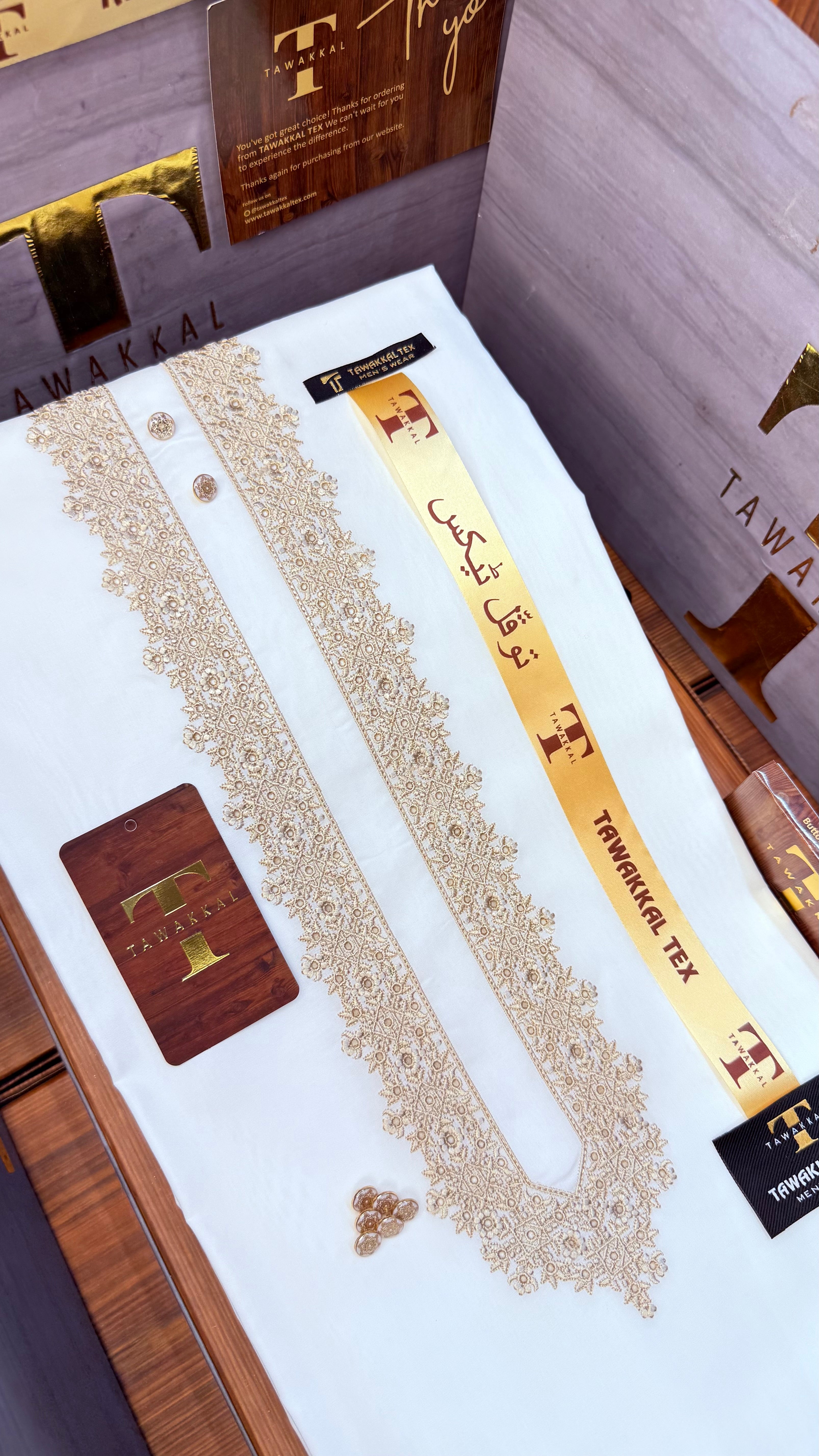 -AARIZ CREAMY KASHMIRI IMPORTED KURTA SALWAR PATHANI.(EID SPECIAL IMPORTED KASHMIRI COLLECTION)