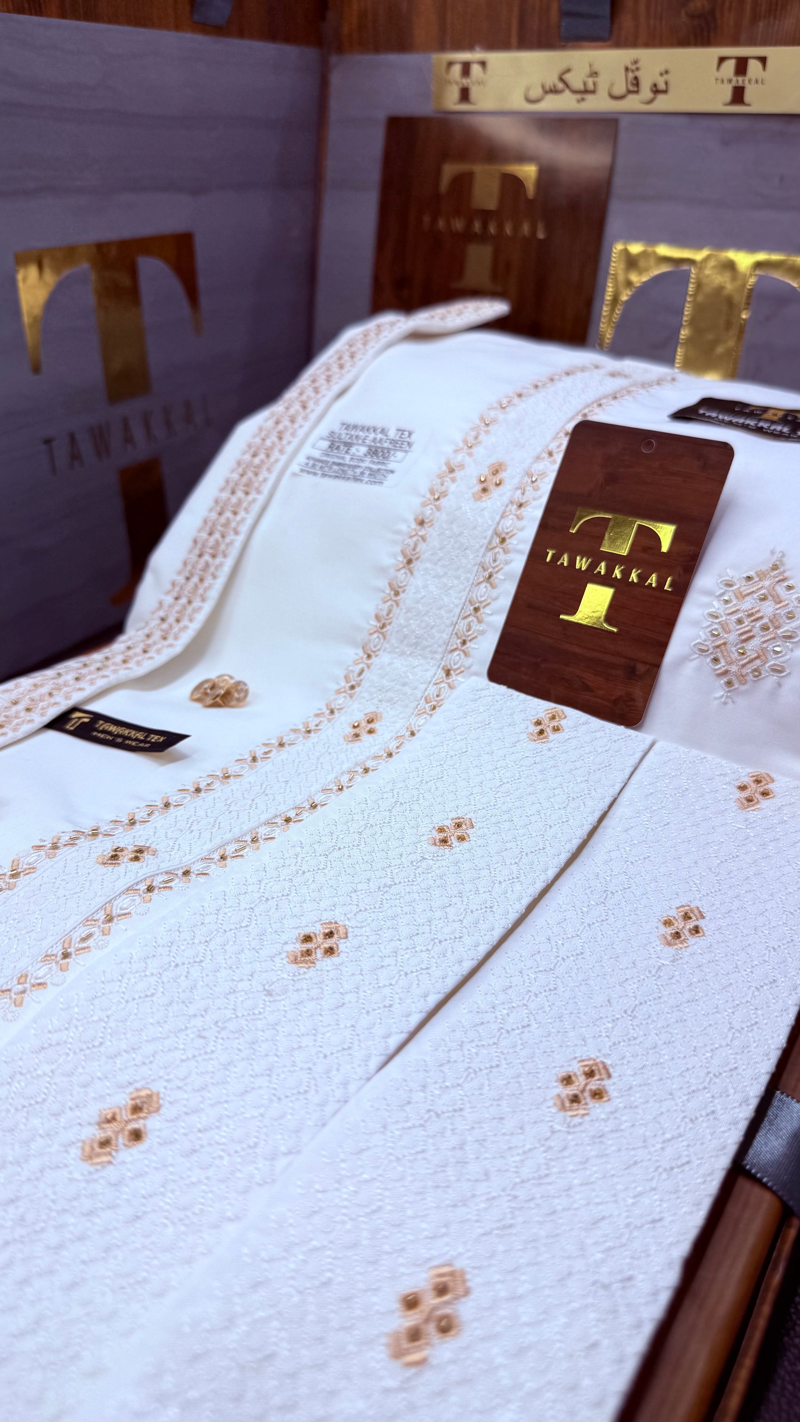 -SULTAN-E-AAFREEN BOSKI KING WHITE ADVANCE TARKASHI EMBROIDERY UNSTICHED KURTA SALWAR PATHANI (TAWAKKAL TEX)