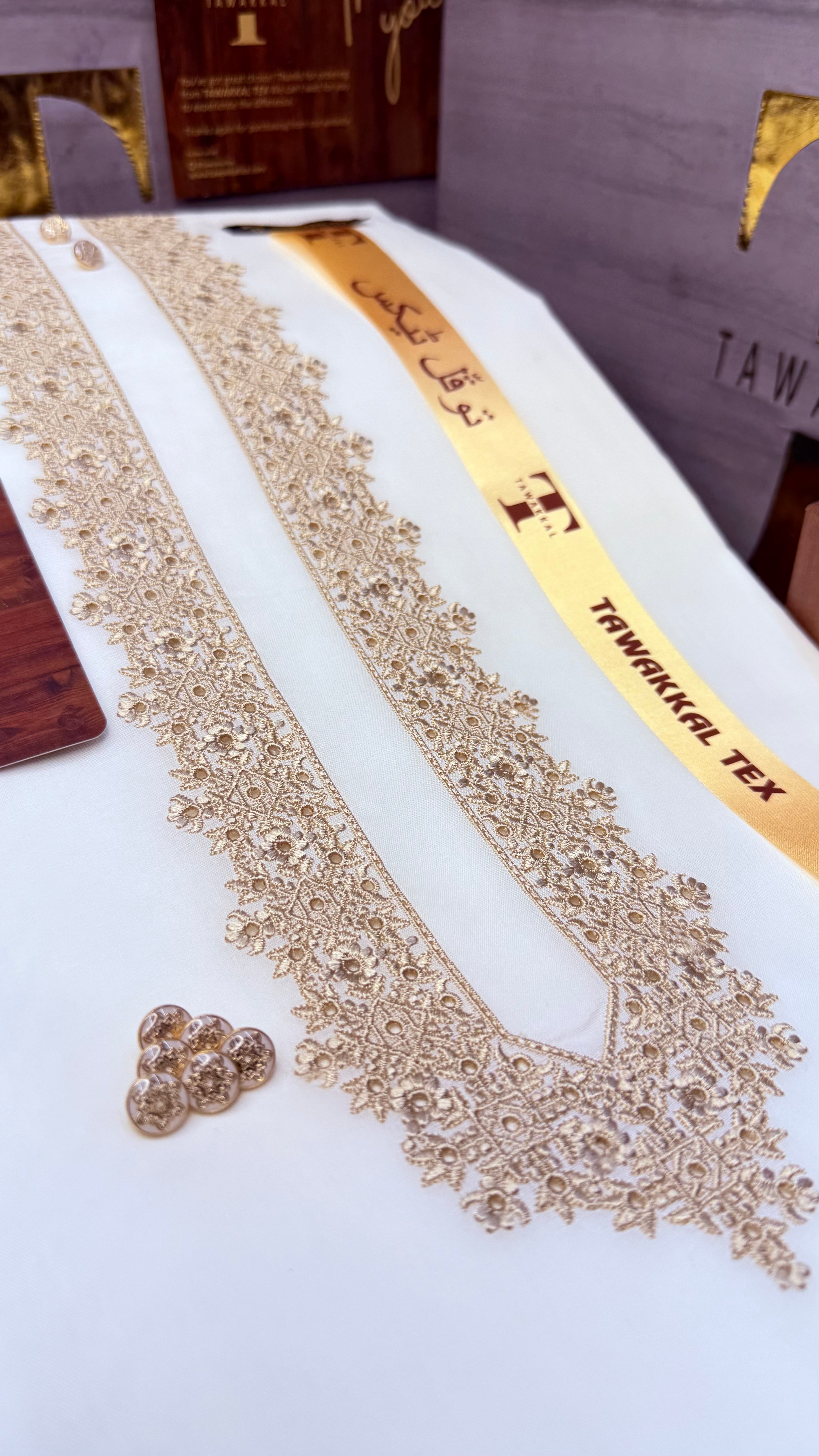 -AARIZ CREAMY KASHMIRI IMPORTED KURTA SALWAR PATHANI.(EID SPECIAL IMPORTED KASHMIRI COLLECTION)