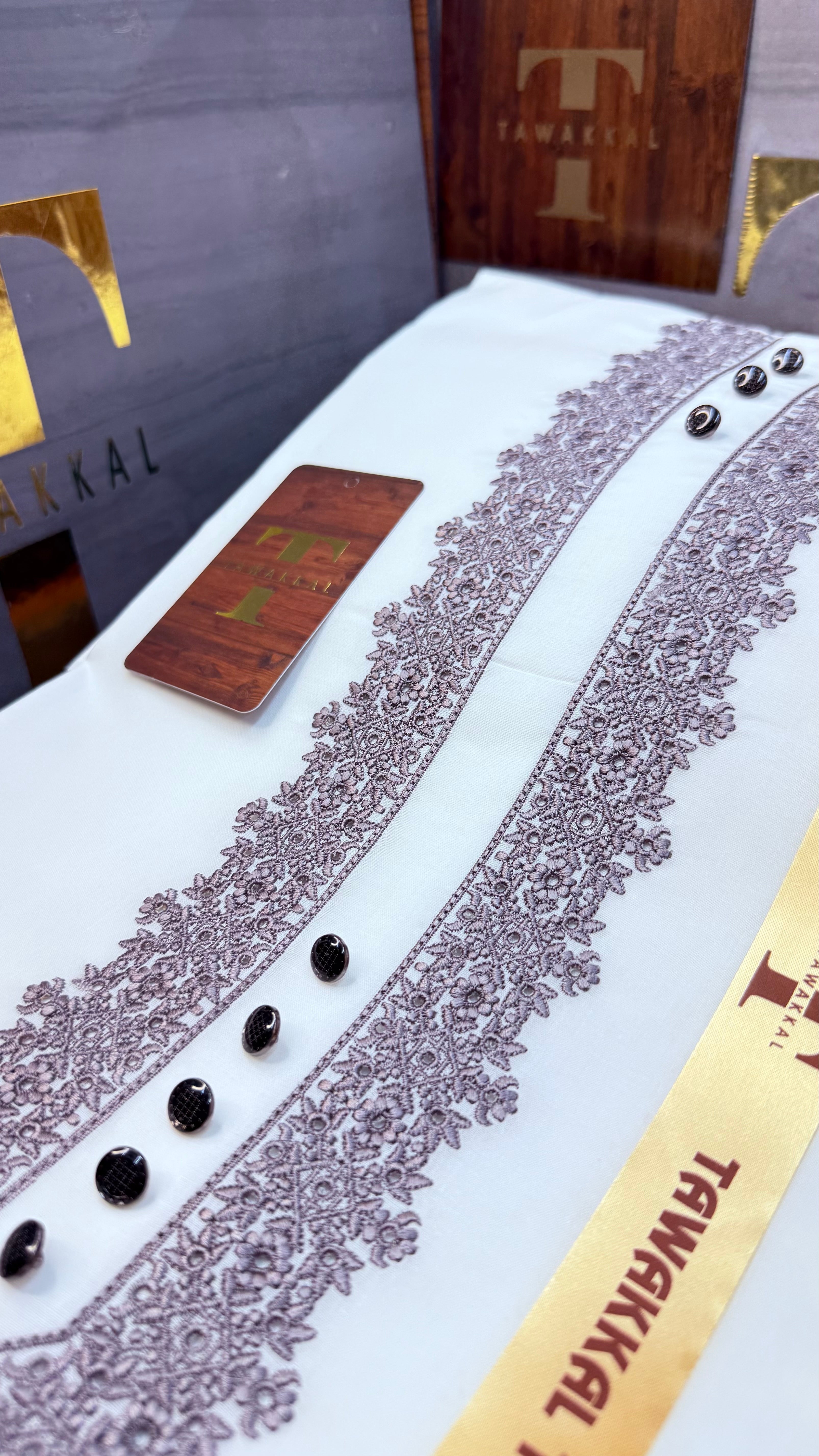 -AARIZ GREY KASHMIRI IMPORTED KURTA SALWAR PATHANI.(EID SPECIAL IMPORTED KASHMIRI COLLECTION)